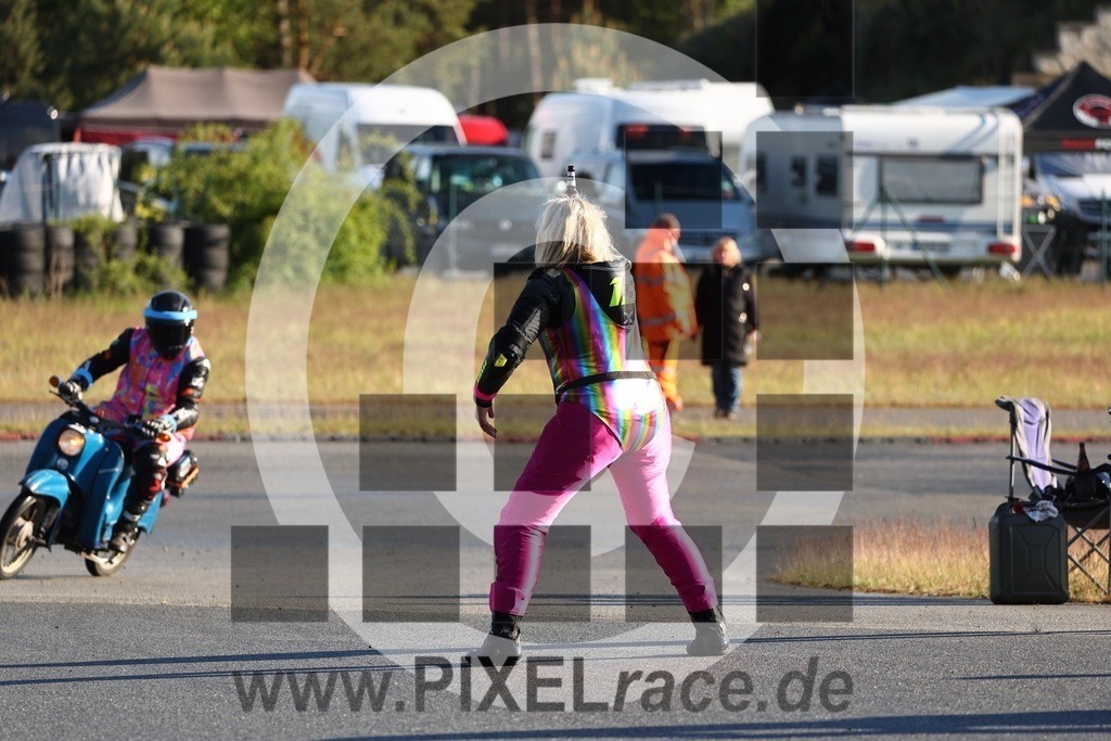 mopedrennen-20260514_12099 | Schöne Erinnerungen an spannende Momente - das festzuhalten ist unser Job. PIXELrace.de ist seit 2003 auf den Rennstrecken Europas unterwegs um die Action draußen beim Fahren und die wunderbare Stimmung imm Fahrerlager für euch einzufangen.