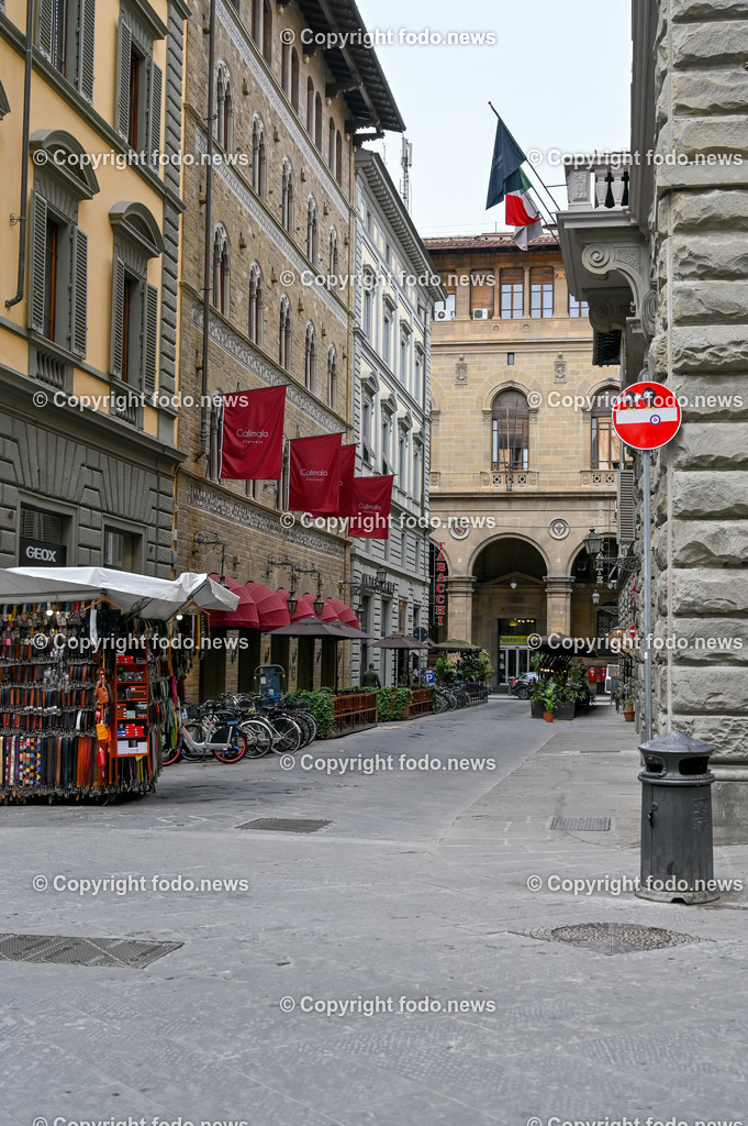 Italien_ Toscana_ Florenz_ 30.05.2024-355 | 30.05.2024, Italien, ITA, Toskana, Florenz im Bild Stadtansichten, Gebäude, Architektur, Touristen, Historisch, Souvenir, Altstadt, Museum, Statuen, Skulpturen, Piazza della Signoria, Statue David, Palazzo Vecchio, Neptunbrunnen, Piazza della Repubblica, Ponte Vecchio, Brücke, Uffizien, Kathedrale Santa Maria del Fiore, Arno, Fluß


Florenz, Firenze, ist eine italienische Großstadt. Nach Einwohnern ist sie die achtgrößte Stadt Italiens. Florenz ist die Hauptstadt sowie größte Stadt der Region Toskana und der Metropolitanstadt Florenz, in der etwa eine Million Menschen leben. Florenz ist für seine Geschichte berühmt. Leonardo da Vinci verbrachte große Teile seiner Jugend in Florenz, Michelangelo fand Unterschlupf in der Kirche der Medici, Galileo Galilei wohnte als Hofmathematiker in den Palästen der Medici. Von 1865 bis 1871 war die Stadt die Hauptstadt des neu gegründeten Königreichs Italien. Das historische Zentrum von Florenz zieht Jahr für Jahr Millionen von Touristen an. Die historische Innenstadt wurde von der UNESCO im Jahre 1982 zum Weltkulturerbe erklärt. 
Quelle: Wikipedia
