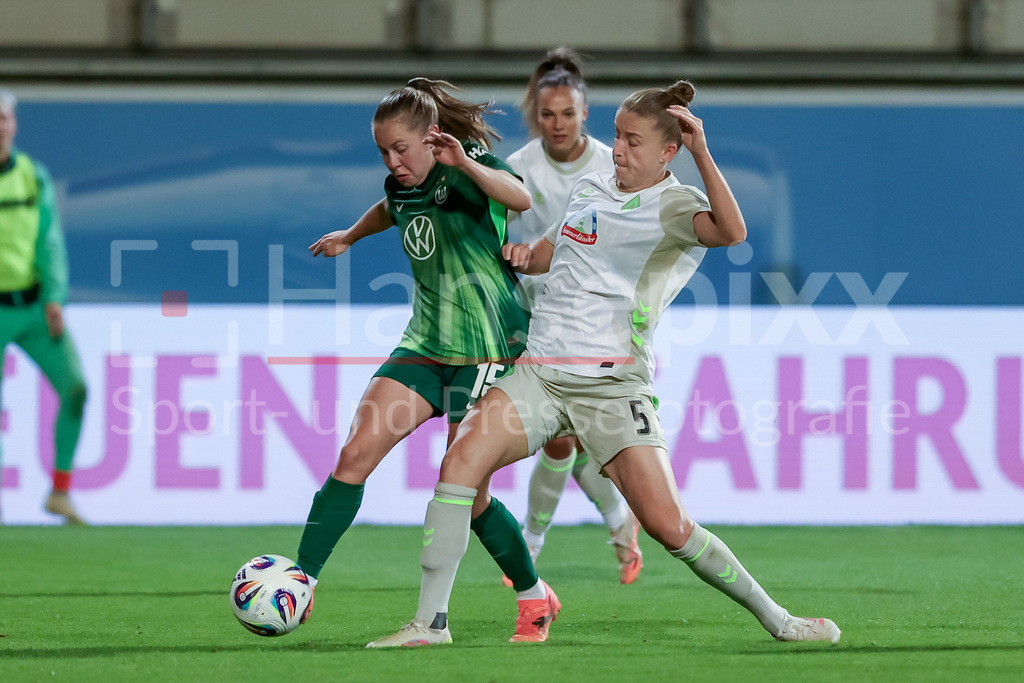 Fussball, Google Pixel Frauen-Bundesliga, VfL Wolfsburg - SV Werder Bremen | v.li.: Janou Levels (VfL Wolfsburg, 15) und Michelle Ulbrich (SV Werder Bremen, 5) im Zweikampf, Duell, Dynamik, Aktion, Action, Spielszene, DIE DFB-RICHTLINIEN UNTERSAGEN JEGLICHE NUTZUNG VON FOTOS ALS SEQUENZBILDER UND/ODER VIDEOÄHNLICHE FOTOSTRECKEN. DFB REGULATIONS PROHIBIT ANY USE OF PHOTOGRAPHS AS IMAGE SEQUENCES AND/OR QUASI-VIDEO.