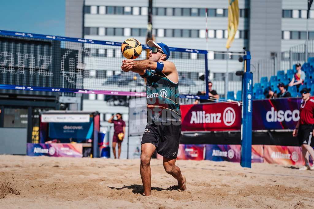 Beachvolleyball | Männer | Allianz German Beach Tour 2025 | Tourstop Hamburg | 31.05.2025 | Tilo Rietschel spielt den Ball