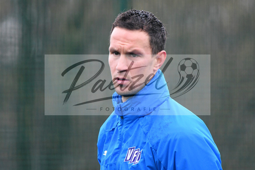 20200203_TRAOSN_0003 | Fußball, Herren: Co-Trainer Tim Danneberg (VfL Osnabrueck) schaut waehrend der Trainingseinheit des VfL Osnabrueck im Sportpark Illoshoehe am 03.02.2020 in Osnabrueck, Deutschland. - Realisiert mit Pictrs.com