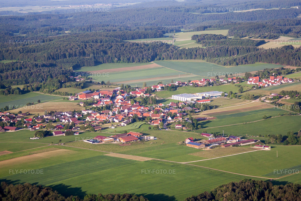 Luftbild: Ortsansicht im Ortsteil Eglingen in Hohenstein im Bundesland Baden-Württemberg in Deutschland. Foto: IMG_67630.jpg vom 09.06.2014 durch Werner Riehm/FLY-FOTO.de