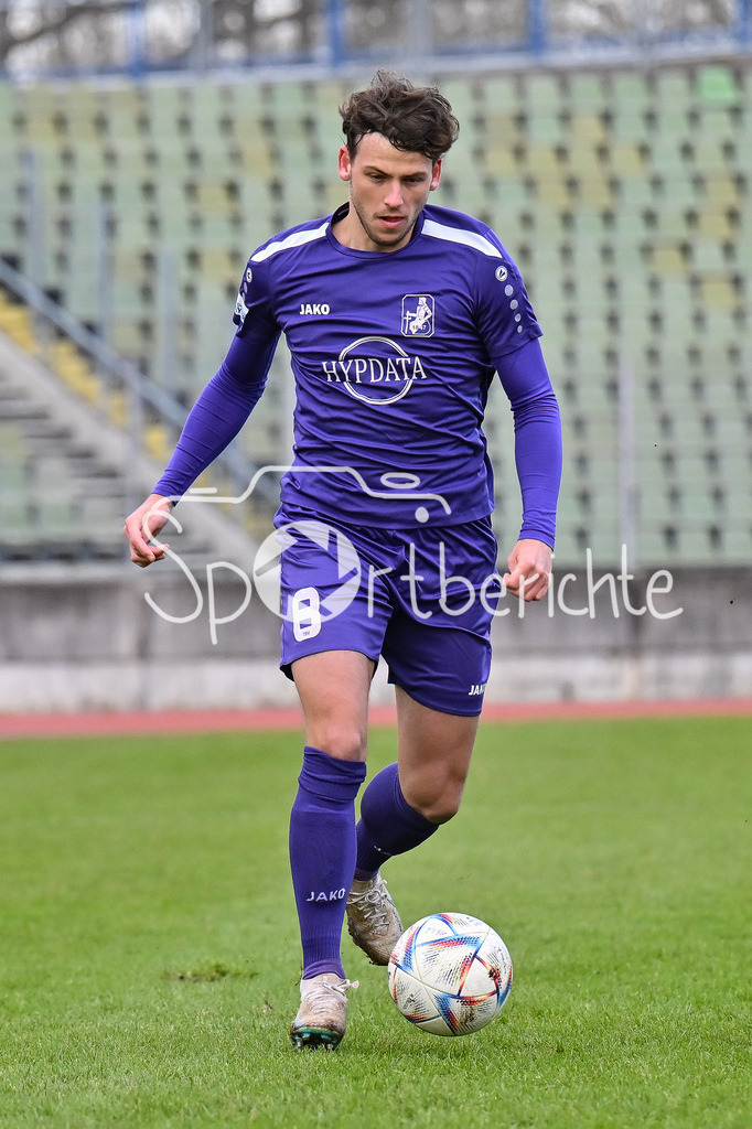 TSV Schwaben Augsburg - FC Augsburg II | am Ball Simon GAIL (TSV Schwaben Augsburg #8) / Freisteller / Einzelfoto / Regionalliga Bayern: TSV Schwaben Augsburg - FC Augsburg II, Rosenaustadion am 23.11.2024