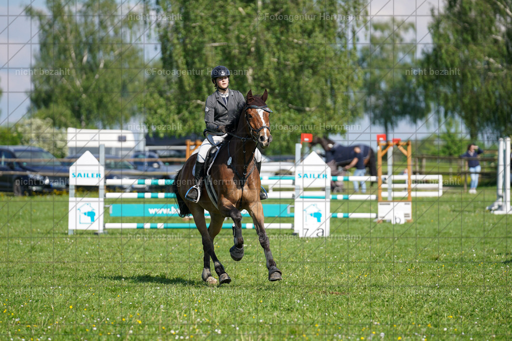 20240509-FAH02998 | Fotos von dem Turnier in Bayern, Landsberg am Lech, Reitsportbilder, Turnierfotografen Bayern, Fotoagentur Herrmann, Springreiten, Reitsportfotograf, Pferdefotograf, Turnierbilder