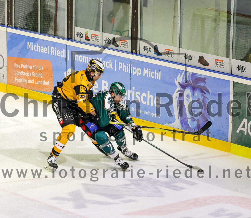2026-02-27_057_TSV_Erding_gegen_EV_Fuessen | Erding, Deutschland, 27.02.2026:Eishockey, Oberliga Süd 2025 / 2026, 51. Spieltag, TSV Erding gegen EV Füssen, Endergebnis: 2:4Henry Homann (EV Füssen, #92), Louis Trattner (Erding Gladiators, #7)Foto: Christian Riedel / fotografie-riedel.net