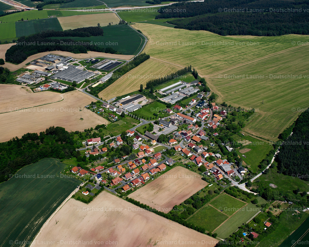 2634126 | STEINHEUTERODE 09.06.2006 Landwirtschaftliche Nutzflächen und Feldgrenzen  umsäumen das Siedlungsgebiet des Dorfes in Steinheuterode im Bundesland Thüringen, Deutschland // Agricultural land and field boundaries surround the settlement area of the village  in Steinheuterode in the state Thuringia, Germany Foto: Gerhard Launer