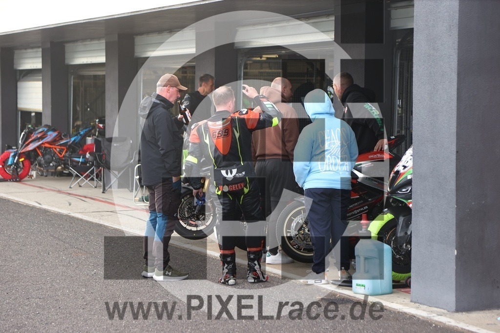 social-20250823_07840 | Schöne Erinnerungen an spannende Momente - das festzuhalten ist unser Job. PIXELrace.de ist seit 2003 auf den Rennstrecken Europas unterwegs um die Action draußen beim Fahren und die wunderbare Stimmung imm Fahrerlager für euch einzufangen.