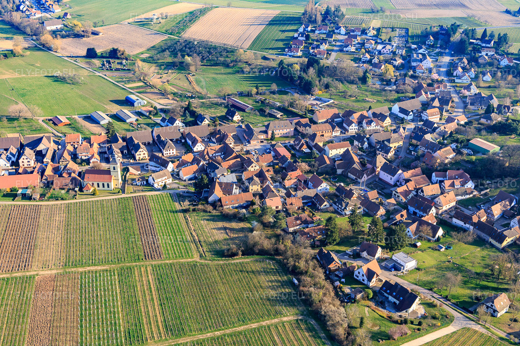 Vue aérienne: Vue de la ville depuis le nord-ouest à Rott dans le département Bas Rhin, France – .Photo: IMG_130942.jpg prise le 22/03/2022 par Werner Riehm/FLY-FOTO.eu – Résolution de l'original: 5472 x 3648 px