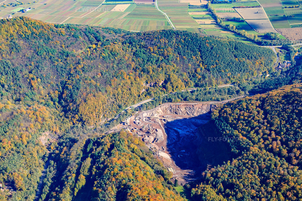 Luftbild: Steinbruch PfalzGranit in Waldhambach im Bundesland Rheinland-Pfalz in Deutschland. Foto: IMG_34799.jpg vom 26.10.2010 durch Werner Riehm/FLY-FOTO.de