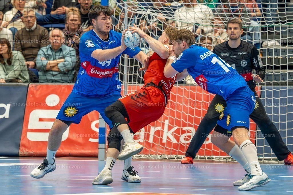 KKU15122401017 | 15.12.2024, xkkux, Handball, 2. HBL, Bergischer HC - VfL Lübeck-Schwartau, Mitsubishi Electric HALLE Düsseldorf, Saison 2024 2025: Aron Seesing (BHC #49) und Gerdas Babarskas (BHC #14) verteidigen gegen Oliver Juhl (VfL Lübeck-Schwartau 31)