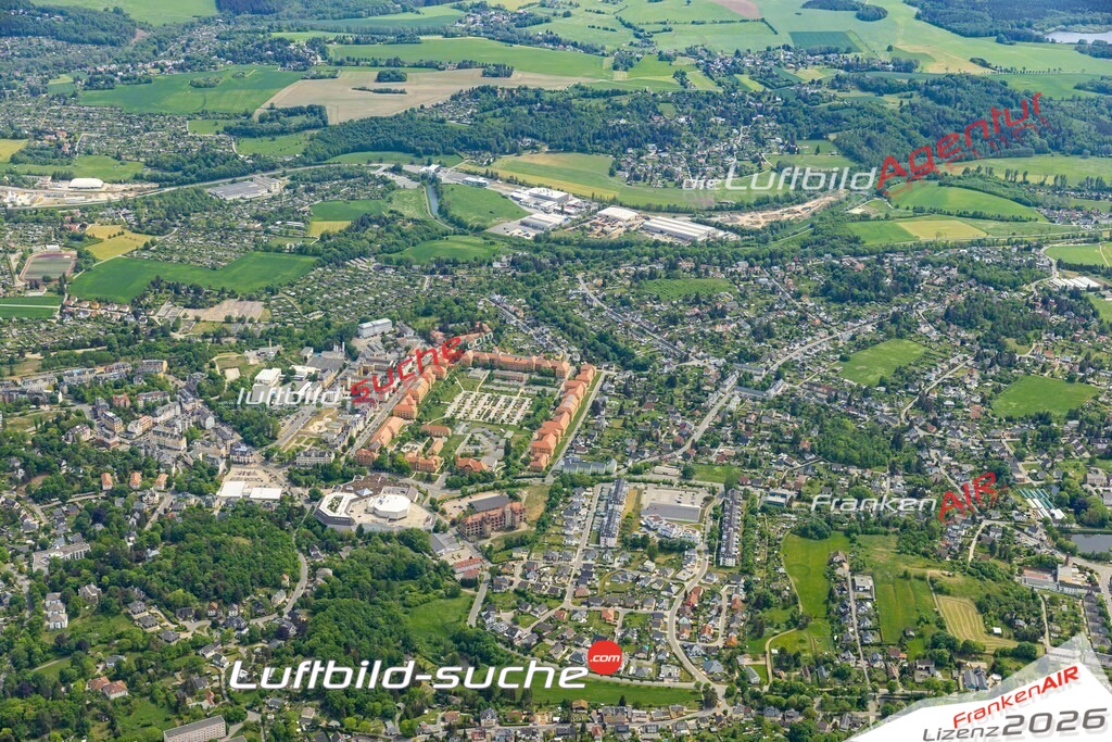 Die Luftaufnahme Stadtgebiet-West - Plauen wurde 2022 vom Flugzeug aus (keine Drohne) erstellt. Hohe Auflösung -für große Poster und Wandbilder geeignet - Garantiert!