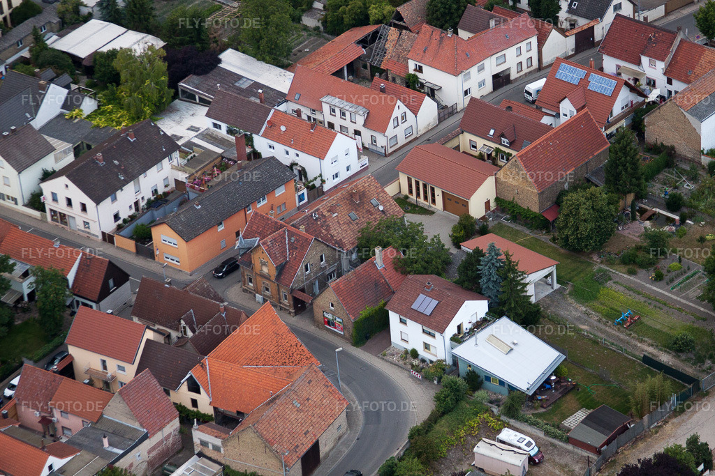 Luftbild: Roxheimer Straße im Ortsteil Bobenheim in Bobenheim-Roxheim im Bundesland Rheinland-Pfalz in Deutschland. Foto: IMG_69096.jpg vom 24.06.2014 durch Werner Riehm/FLY-FOTO.de
