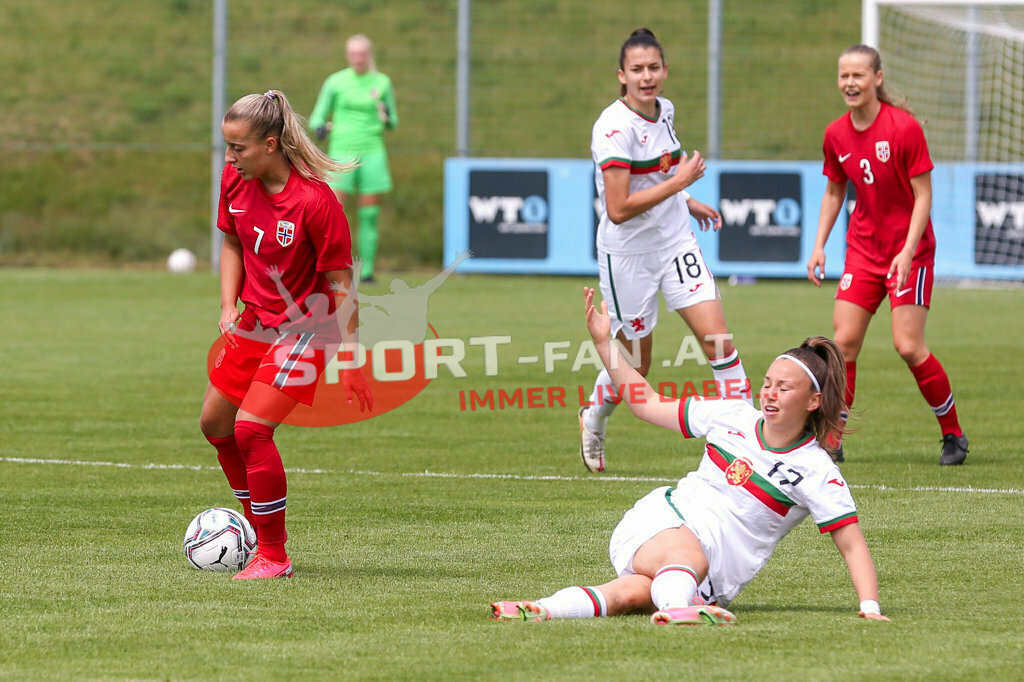 Norwegen U19  Bulgarien U19 | Stine Nybø Brekken (Norway #7) Ivelina Pavlova (BUL #18) Aleksandra Sergeeva (BUL #17) Selma Pettersen (Norway #3) ; Norwegen U19  Bulgarien U19 am 13.05.2022 in Wels
(Huber Arena), AUSTRIA, (Photo by Ernst Krawagner sport-fan.at) - Realisiert mit Pictrs.com