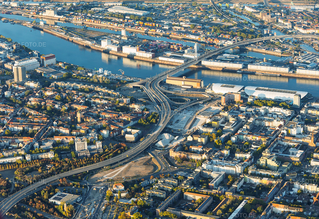 Luftbild: Baustelle zum Abriss der Hochstraße Nord (B44) für die geplanten Helmut-Kohl-Allee und Auffahrt zur gesperrten Kurt-Schumacher-Brücke nach Sprengung des Würfelbunkers und Abriss des Rathaus-Centers im Ortsteil Mitte in Ludwigshafen im Bundesland Rheinland-Pfalz in Deutschland. – Foto: IMG_159694-Pano.jpg vom 06.10.2026 durch Werner Riehm/FLY-FOTO.de – Auflösung des Originals: 6085 x 4191 px