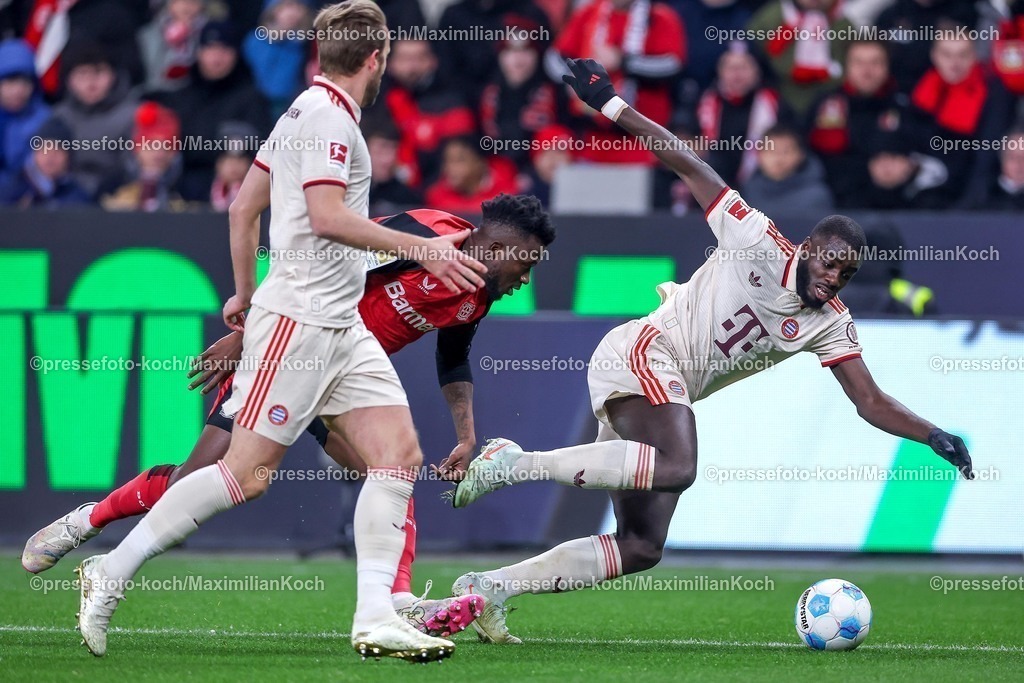 Lev15022501208 | 15.02.2025, Fußball, Bayer 04 Leverkusen - FC Bayern München, 1. Fußball Bundesliga, 22. Spieltag, BayArena, Saison 2024 2025: Edmond Tapsoba (Bayer04 Leverkusen #12) im Zweikampf gegen Dayot Upamecano (FC Bayern #2)DFB regulations prohibit any use of photographs as image sequences and or quasi-video.