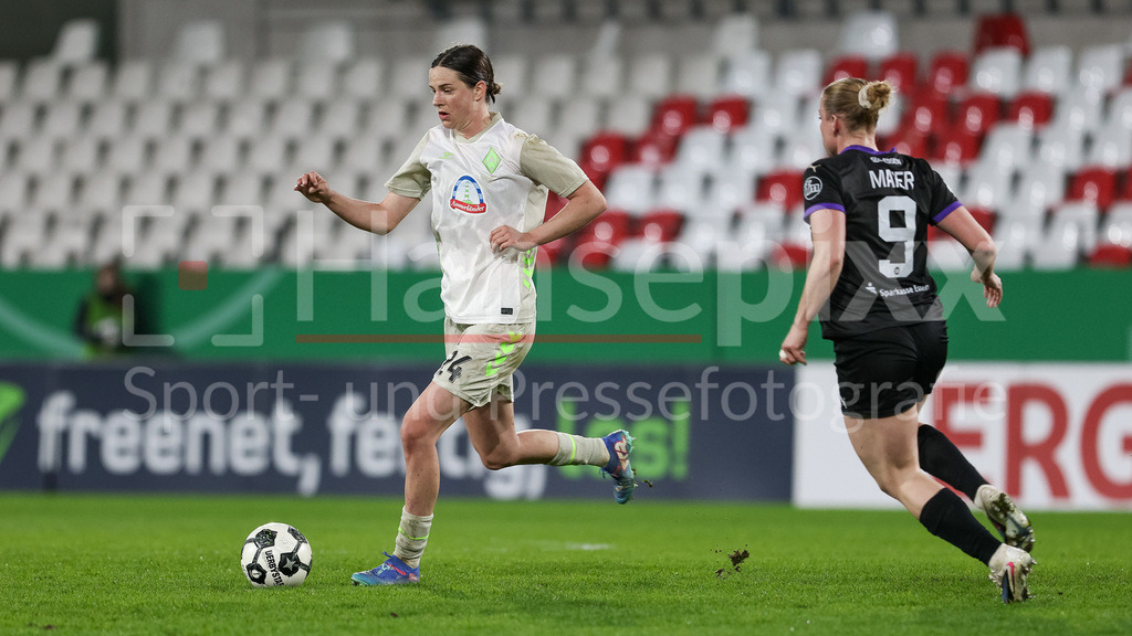 Fussball, DFB-Pokal Frauen, SGS Essen - SV Werder Bremen | v.li.: Lara Schmidt (SV Werder Bremen, 24) und Ramona Maier (SGS Essen, 9) im Zweikampf, Duell, Dynamik, Aktion, Action, Spielszene, DIE DFB-RICHTLINIEN UNTERSAGEN JEGLICHE NUTZUNG VON FOTOS ALS SEQUENZBILDER UND/ODER VIDEOÄHNLICHE FOTOSTRECKEN. DFB REGULATIONS PROHIBIT ANY USE OF PHOTOGRAPHS AS IMAGE SEQUENCES AND/OR QUASI-VIDEO.
