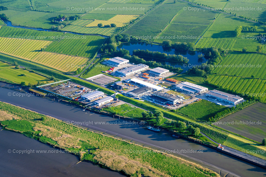 Krautsand_Hatecke_Bootsbauwerft_ELS_8900300523 | DROCHTERSEN 30.05.2023 Werftgelände der Bootswerft am Ufer der Elbe " Hatecke GmbH Bootswerft " in Drochtersen im Bundesland Niedersachsen, Deutschland. Weiterführende Informationen bei: Hatecke GmbH. // Shipyard of the boat yard on the banks of the Elbe "Hatecke GmbH Bootswerft" in Drochtersen in the state Lower Saxony, Germany. Further information at: Hatecke GmbH. Foto: Martin Elsen