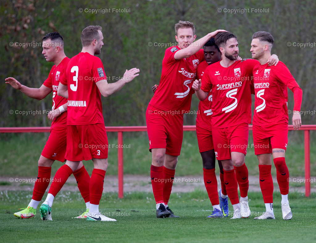 A_LUI_16042022_30 | SPORT,FUSSBALL,LT1 OOE LIGA ASKOE OEDT-SV MICHELDORF 16.04..2022 IM BILD: DIE SPIELER VON OEDT JUELN UEBER DAS 2:1 FOTO:FOTOLUI