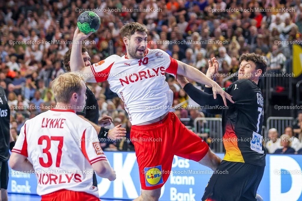 xKWIx17052601086 | 17.05.2026, xkwix, Handball, Länderspiel, Deutschland - Dänemark , Lanxess-Arena in Köln: Marcus Midtgaard (Denmark #10) beim Torwurf und Zweikampf gegen  Marko Grgic (Germany #71) Photo: xKamilxWilkowskixPressefotoKochx