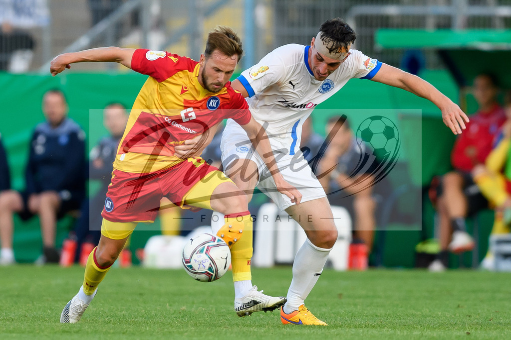LOTKSC20210809_055 | Fussball, Herren: Lucas Cueto (Karlsruher SC) und Luis Allmeroth (Sportfreunde Lotte) im Zweikampf beim Spiel der 1. Runde im DFB-Pokal zwischen SF Lotte und Karlsruher SC im Stadion am Lotter Kreuz am 09.08.2021 in Lotte, Deutschland.DFB / DFL REGULATIONS PROHIBIT ANY USE OF PHOTOGRAPHS AS IMAGE SEQUENCES AND/OR QUASI-VIDEO. - Realisiert mit Pictrs.com