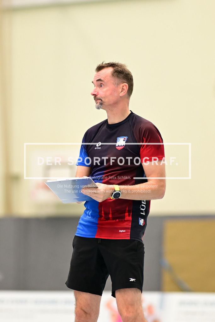 Volleyball I Frauen I Saison 2024-2025 I Regionalliga Nord I VT Hamburg - VSG Lübeck I 86683 | Michael Kalms (VSG Lübeck) - Realisiert mit Pictrs.com