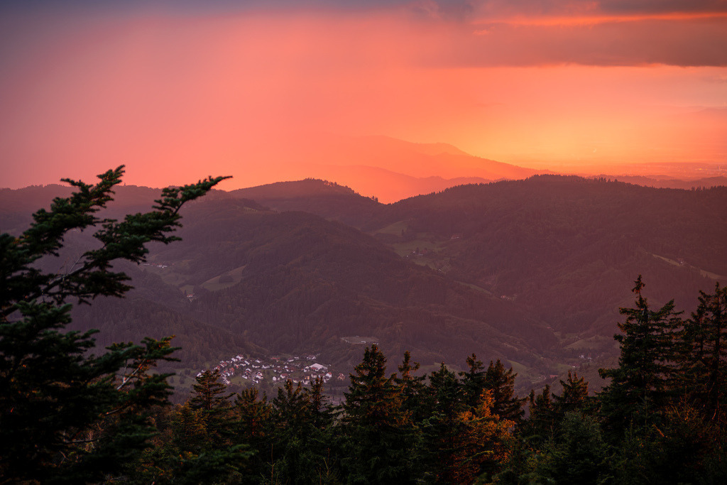 Abendrot über dem Achertal | Das Achertal im Nordschwarzwald im dramatischen Abendrot - Realisiert mit Pictrs.com
