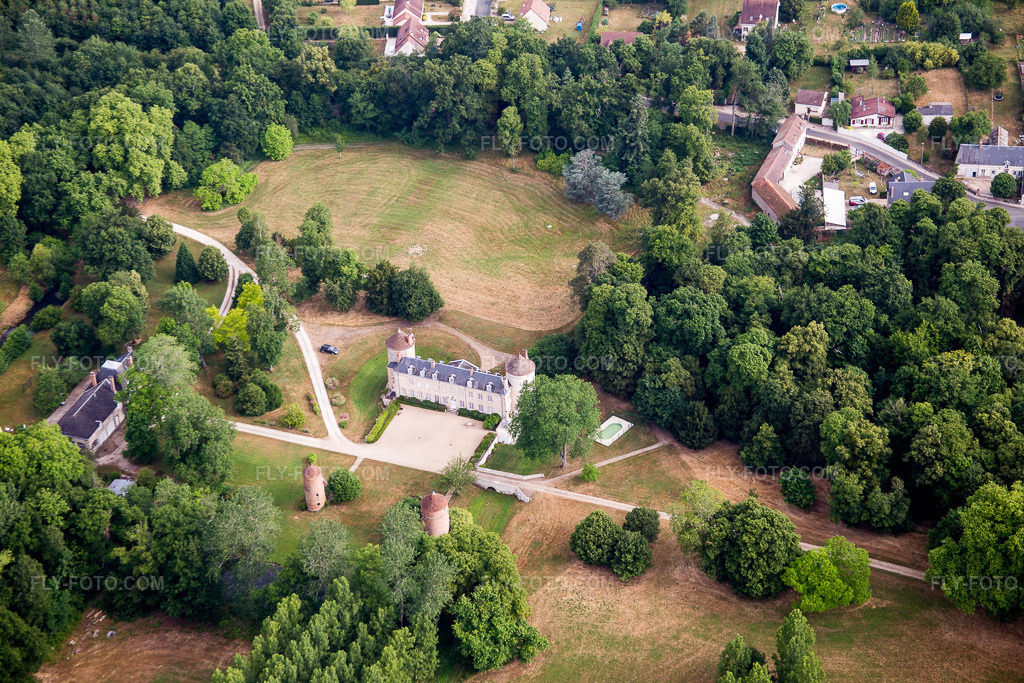 Aerial view: Castle park of the castle in Vitry-aux-Loges in the state Loiret, France. – Photo: IMG_082562.jpg taken on 06/21/2015 by Werner Riehm/FLY-FOTO.com – Resolution of the original: 5472 x 3648 px