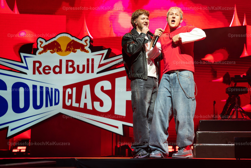 KKU13122401022 | 13.12.2024, xkkux, Düsseldorf, Red Bull Soundclash, PSD Bank Dome, Konzert von Ski Aggu und 01099 gegen Summer Cem und KC Rebell, Im Bild die Band 01099 (Musiker Dani, Gustav, Paul und Zachi)