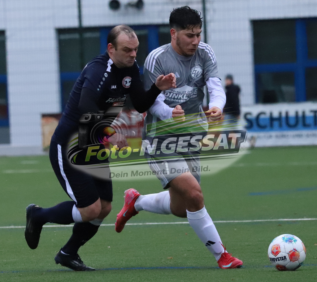 SV Enger-Westerenger - VfL Holsen | Auf dem Bild zu sehen: Grau SV Enger-Westerenger: Abdullah Solak ; Schwarz VfL Holsen: Marc Schendzielorz SC Bünde, VfL Holsen, Saison 25/26, Kreisliga A, Deutschland - Realisiert mit Pictrs.com