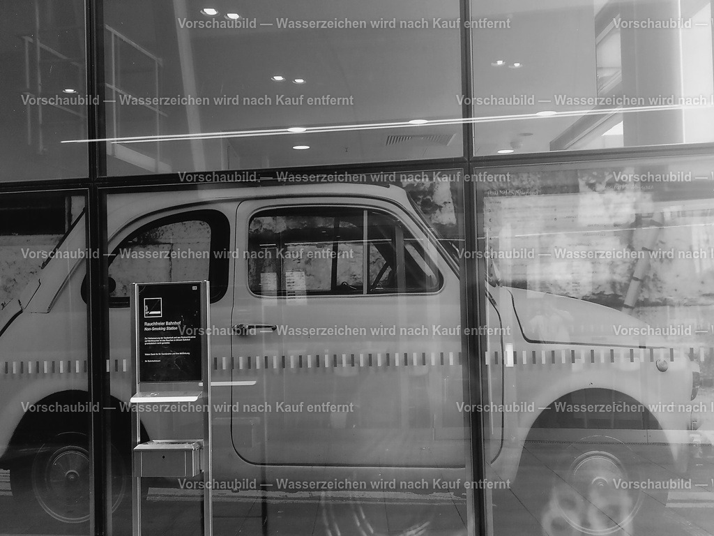 Berlin_Hauptbahnhof-Raucherecke-Fiat500 | online Fotogalerie mit schwarz-weiß Fotografien und Shop für zeitlose  Poster und Leinwände in stilvollem schwarz weiß  - Realisiert mit Pictrs.com