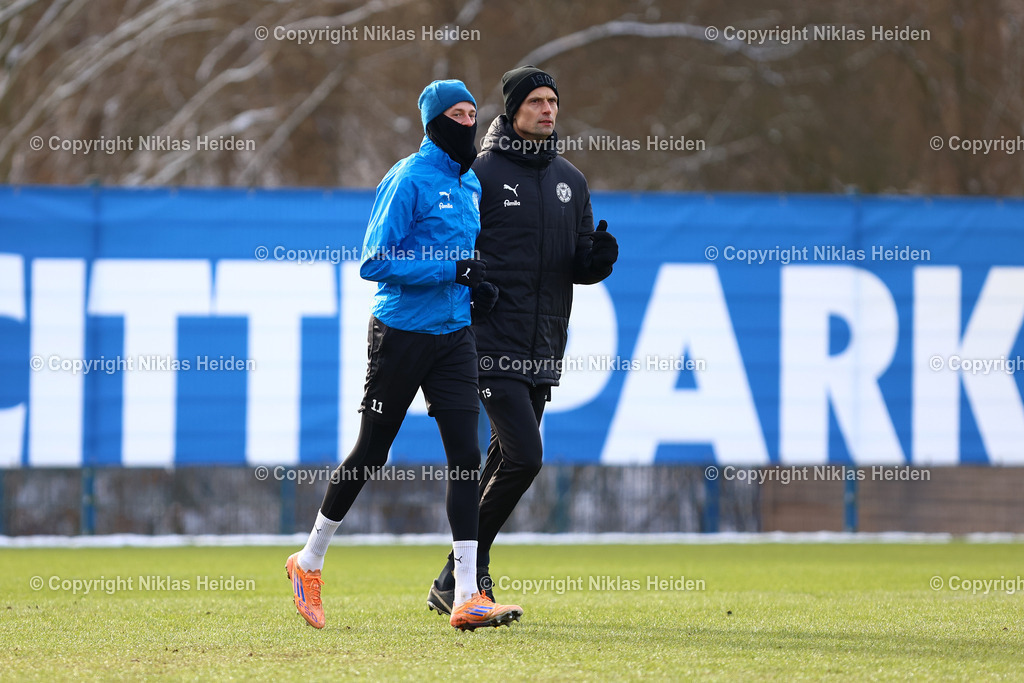 NH_HolsteinKiel_Training_18022026 | #11 Alexander Bernhardsson (Holstein Kiel) mit Reha-Trainer Timm Sörensen.Fußball I Herren I Training I Saison 2025-2026 I Holstein Kiel I 18.02.2026 I Citti-Fußballpark
