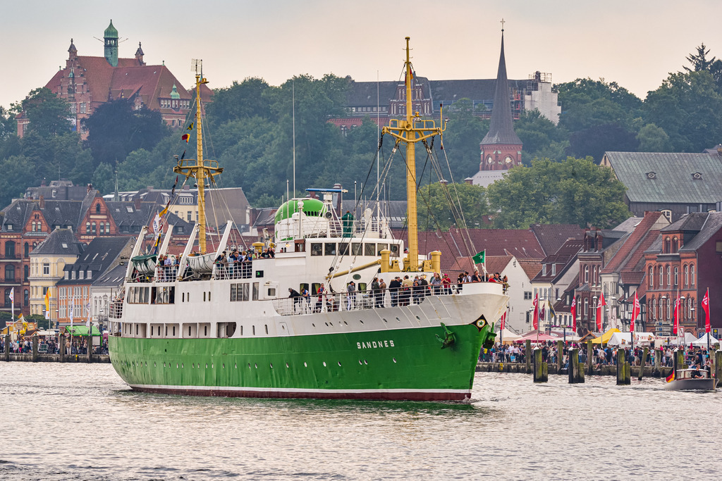 Sandnes - Schiff | Die Sandnes ist ein norwegisches Motorschiff, das im Jahr 1950 gebaut wurde. Das schöne Schiff hat eine Länge von knapp 68 Metern und kann 180 Passagiere an Bord nehmen. Das Bild zeigt die Sandnes während eines Dampf Rundum´s in Flensburg. - Realisiert mit Pictrs.com
