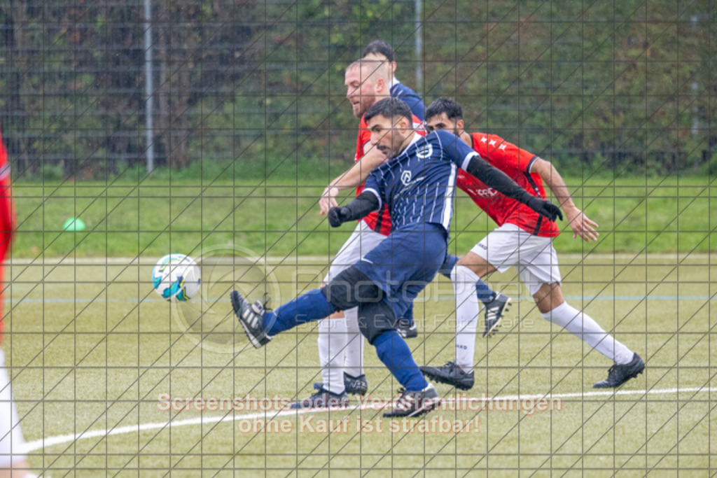 20251109_131058_0233 | #,1.Göppinger SV II (rot) vs. TV Jahn Göppingen II (blau), Fussball, Kreisliga B8, Bezirk Neckar/Fils, 12. Spieltag, Saison 2025/2026, Kunstrasenplatz Süd, Hohenstaufenstraße 116, 73033 Göppingen, 09.11.2025 - 12:30 Uhr,Foto: PhotoPeet-Sportfotografie/Peter Harich