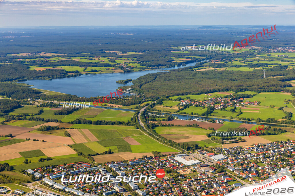 Luftaufnahme der Stadt Hilpoltstein - Die Luftaufnahme wurde 2025 vom UL-Flugzeug heraus erstellt ( keine Drohne ) - Hochauflösende Luftaufnahme - für professionelle Ausdrucke geeignet. Die Geschenkidee !Mit Lizenz und Bildrechte bestellbar