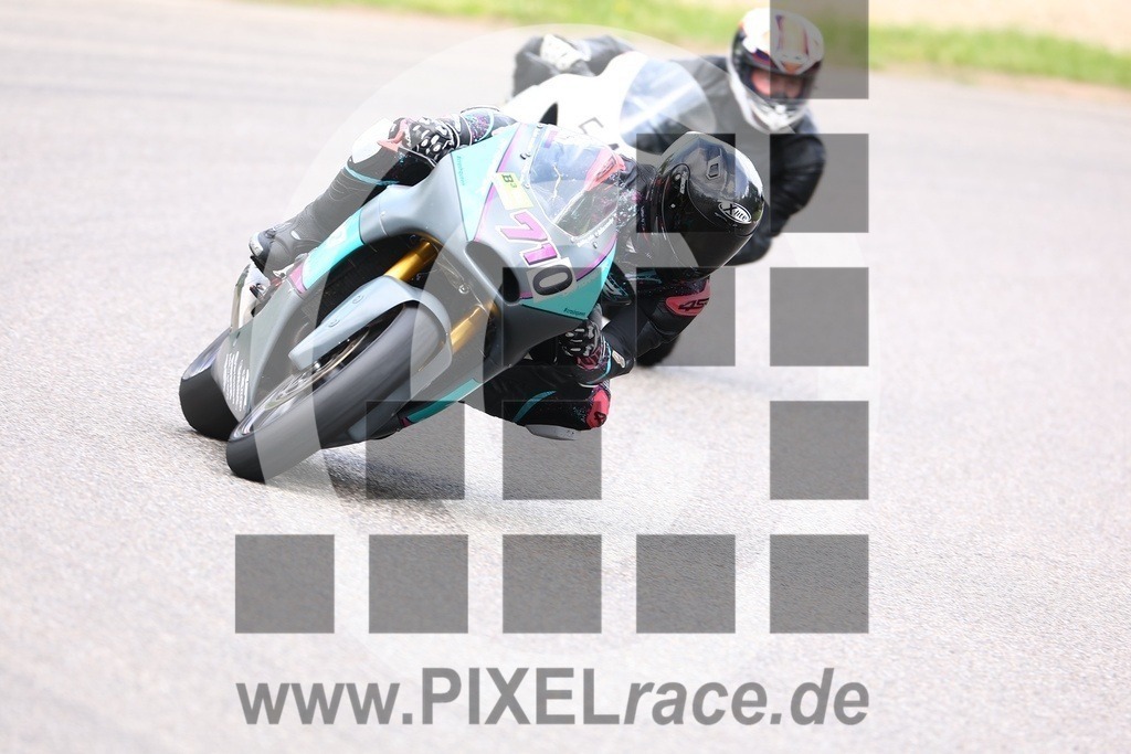0710-20250503_01608 | Schöne Erinnerungen an spannende Momente - das festzuhalten ist unser Job. PIXELrace.de ist seit 2003 auf den Rennstrecken Europas unterwegs um die Action draußen beim Fahren und die wunderbare Stimmung imm Fahrerlager für euch einzufangen.
