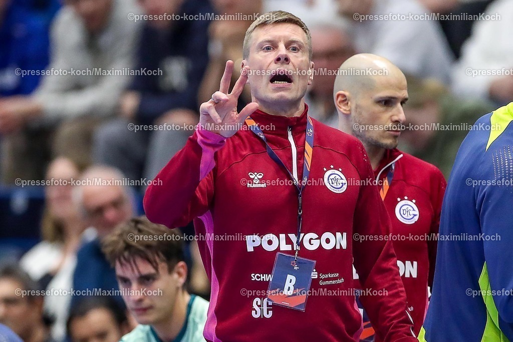 Gum2502250101033 | 25.02.2025, Handball, European League - Hauptrunde Gruppe IV, VfL Gummersbach - MOL Tatabanya KC, Schwalbe-Arena: Trainer Gudjon Valur Sigurdsson (GUM) gestikulierend