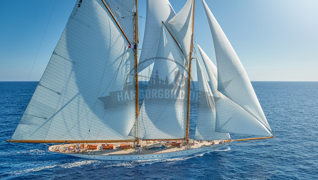 ELENA St Tropez 2 | Exklusive Hamburg collagen, tolle Segelbilder und viele weitere tolle Motive auf Leinwand, Poster, Alu-Dibond, u.v.m. findet Ihr bei uns auf hamburgbild.de. Findet Euer Wandbild für Euer Zuhause, Büro oder die  Praxis…. - Realisiert mit Pictrs.com