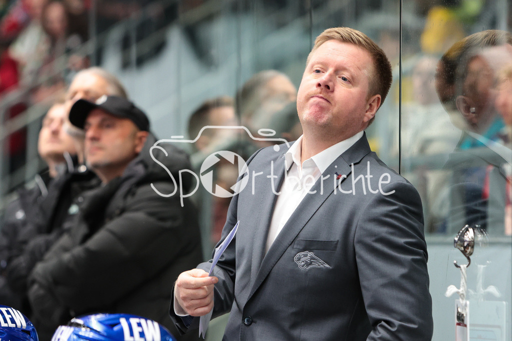 Augsburger Panther - Koelner Haie | Panther Trainer Peter Russel in Aktion