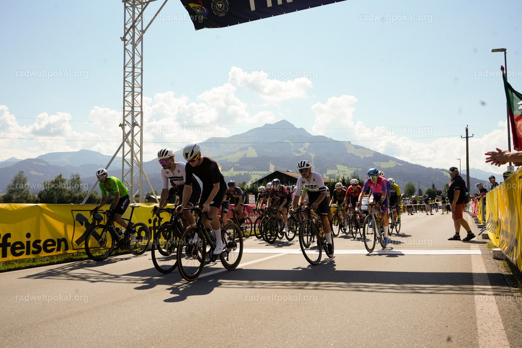 127_20230817_Bewerb_Maenner_Muehlanger | AUT - OESTERREICH, 2023-08-16: SPORT RENNRAD-FAHREN - 55. INTERNATIONALER RADWELTPOKAL IN ST. JOHANN IN TIROL  - Vintage-Radrennen mit WM-Bronze-Medaillen-Siegerin Christina Schweinberger, den Teilnehmer und Alexander Baumann (vom Orginastions-Team) - TAG 2 BEWERB MAENNER IN SECHS GRUPPEN  ; Foto: Roland Muehlanger