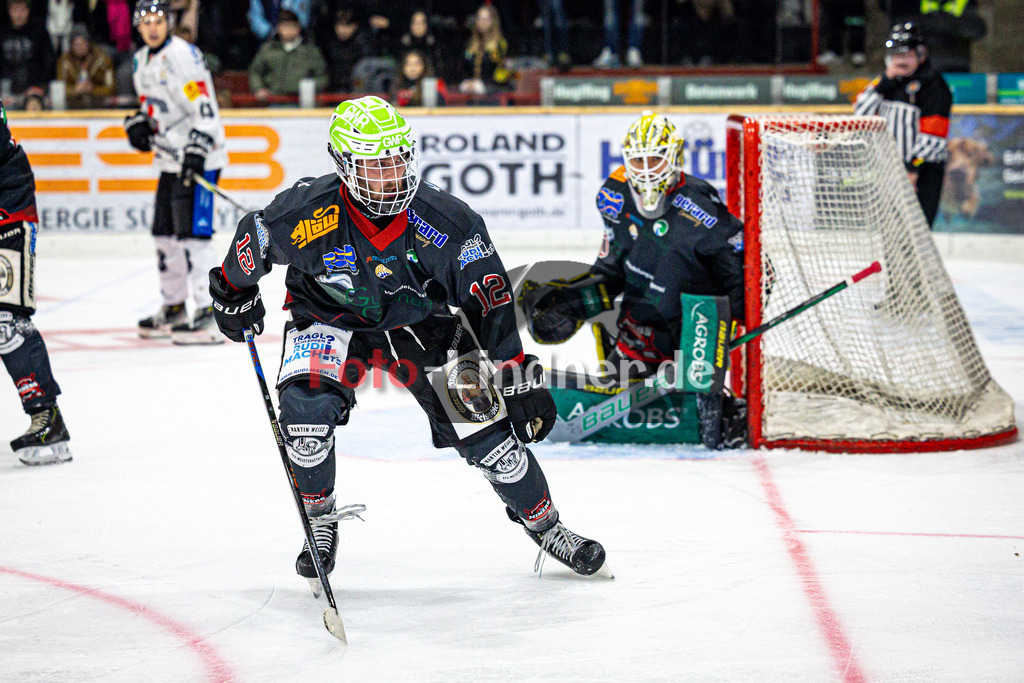 Peißenberg MINERS gegen HC Landsberg RIVER KINGS | Eishockey Bayernliga 2025/26 Vorrunde 4. Spieltag, Peißenberg MINERS gegen HC Landsberg RIVER KINGS, 20251024,Jonas LAUTENBACHER (MINERS 12) in Aktion,2025-10-24 in Peißenberg (flatbuy Arena Peißenberg), Jonas LAUTENBACHER (MINERS 12)Copyright: WolfgangxLindner www.foto-lindner.de