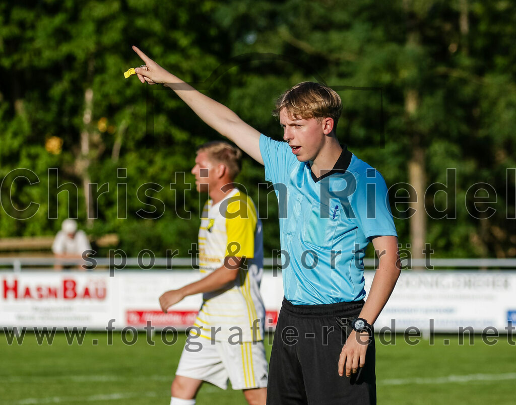 2023-08-18_103_SpVgg_Eichenkofen_gegen_FC_Langenpreising | Erding, Deutschland, 18.08.2023:
Fußball, A-Klasse 2023 / 2024, 3. Spieltag, SpVgg Eichenkofen gegen FC Langenpreising, Endergebnis: 0:2

Schiedsrichter David Gasch

Foto: Christian Riedel / fotografie-riedel.net