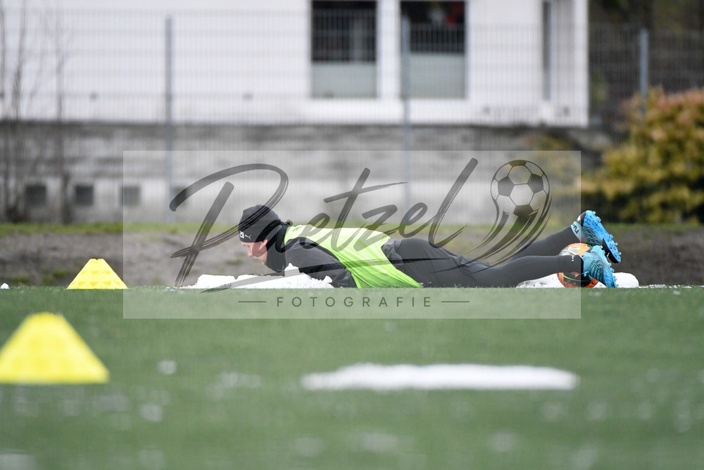 20200226_TRAOSN_0100 | Fussball, Herren: Bryan Henning (VfL Osnabrueck) landet nach einem Zweikampf im Schnee waehrend der Trainingseinheit des VfL Osnabrueck im Sportpark Illoshoehe am 26.02.2020 in Osnabrueck, Deutschland. - Realisiert mit Pictrs.com