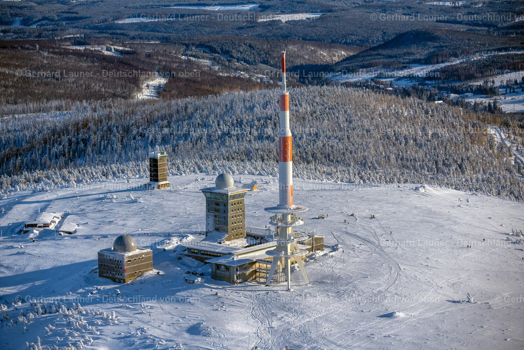 4044903 | SCHIERKE 14.02.2021 Winterlich schneebedeckte Funkturm und Sendeanlage auf der Kuppe des Brocken im Harz in Schierke im Bundesland Sachsen-Anhalt, Deutschland. Weiterführende Informationen bei: DFMG Deutsche Funkturm GmbH,  Deutscher Wetterdienst DWD. // Wintry snowy radio tower and transmitter on the crest of the mountain range Brocken in Harz in Schierke in the state Saxony-Anhalt, Germany. Further information at: DFMG Deutsche Funkturm GmbH,  Deutscher Wetterdienst DWD. Foto: Gerhard Launer