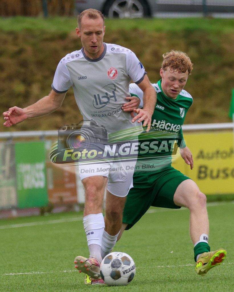 SV Rödinghausen II - FC RW Kirchlengern | Auf dem Bild zu sehen: ; grün SV Rödinghausen II: Till Donath ; grau FC RW Kirchlengern: Niklas Wüllner SV Rödinghausen II, FC RW Kirchlengern, Saison 26/27, Westfalenliga, Rödinghausen, Deutschland - Realisiert mit Pictrs.com