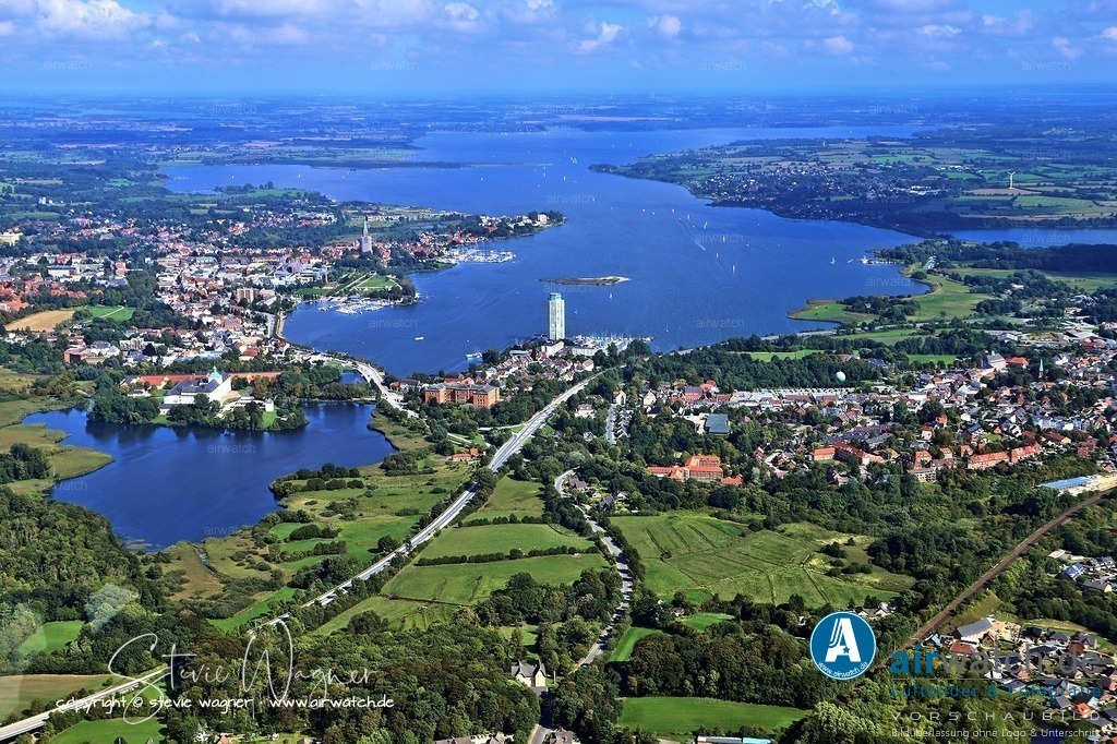 Spektakuläres Luftbild: Schleswig aus der Vogelperspektive - atemberaubender Anflug von Westen! | Sowohl historische Aufnahmen aus den 2018er und 2025er Jahren als auch moderne Drohnen- oder Flugzeugaufnahmen vermitteln einen faszinierenden Eindruck vom Wandel und der landschaftlichen Schönheit der Region.