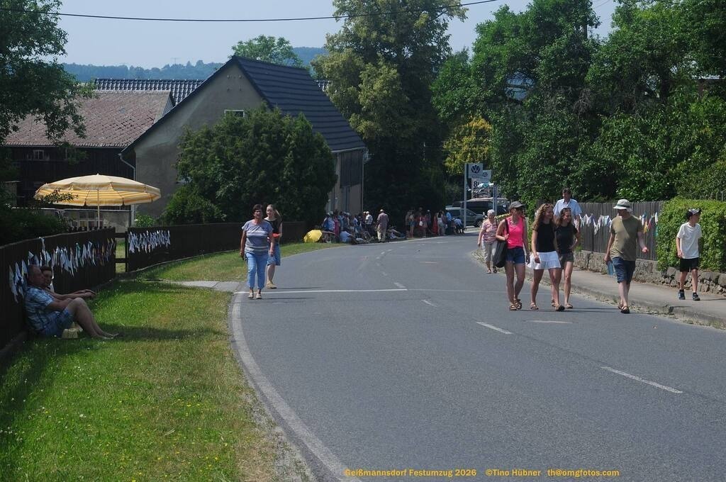 Geißmannsdorf-2026-Festumzug-029 | Festumzug in Geißmannsdorf bei Bischofswerda im Juni 2026. Fotografische Eindrücke und Momentaufnahmen vom Festumzug anläßlich des 800-jährigen Bestehens von Geißmannsdorf - mit Teilnehmern und Gästen, Strohpuppen und geschmückten Vorgärten und Grundstücken - Realisiert mit Pictrs.com