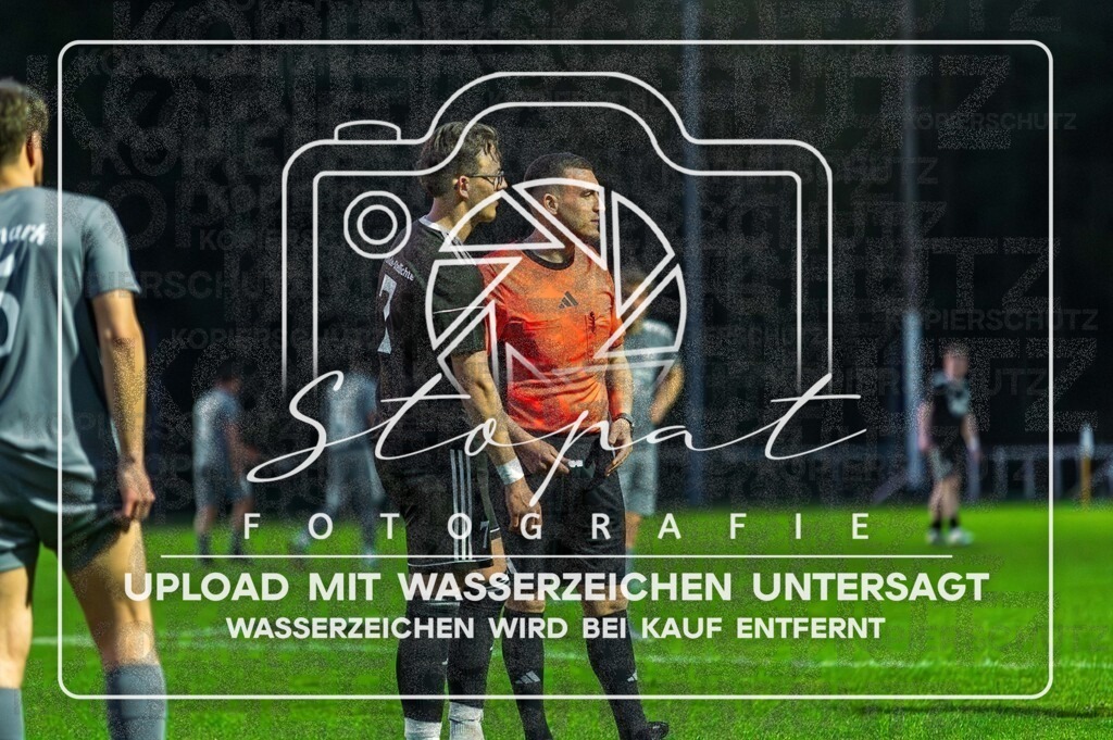 HMFGFS-1044 | Til-Lukas Hasse (FG Fulde-Stelllichte 2 #07) und Richard Asbuchanow (Schiedsrichter) beim Herren 3. Kreisklasse HK Spiel zwischen Heidmark III und FG Fulde-Stellichte im Heidmarkstadion, Bad Fallingbostel (Simon Paul Stopat) - Realisiert mit Pictrs.com