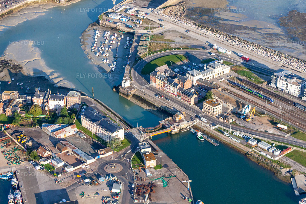 Vue aérienne: Canal d'Eu à la Mer à le quartier Treport Moderne in Le Tréport dans le département Seine-Maritime, France. Photo: IMG_70781.jpg prise le 24/08/2014 par Werner Riehm/FLY-FOTO.eu – Résolution de l'original: 4752 x 3168 px