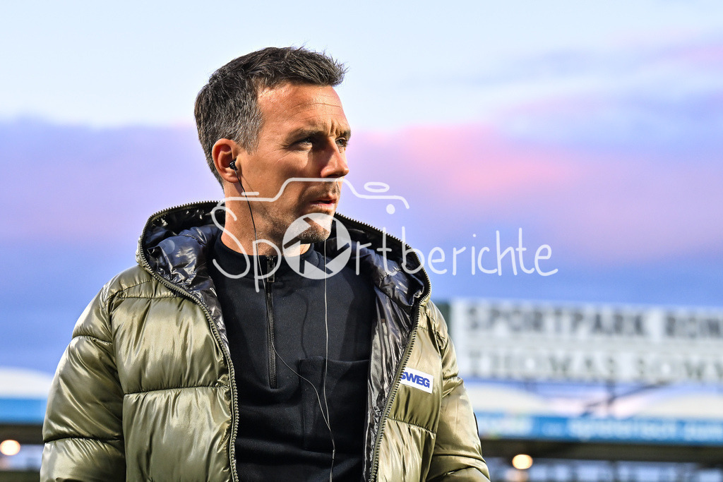 SpVgg Greuther Fürth - Karlsruher SC | FUERTH, GERMANY - OCTOBER 24:  Christian EICHNER headcoach Karlsruher SC before the 2. bundesliga match between SpVgg Greuther Fuerth vs. Karlsruher SC on matchday 10 at Sportpark Ronhof Thomas Sommer on October 24, 2025 in Fuerth, Germany / DFL REGULATIONS PROHIBIT ANY USE OF PHOTOGRAPHS AS IMAGE SEQUENCES AND/OR QUASI-VIDEO