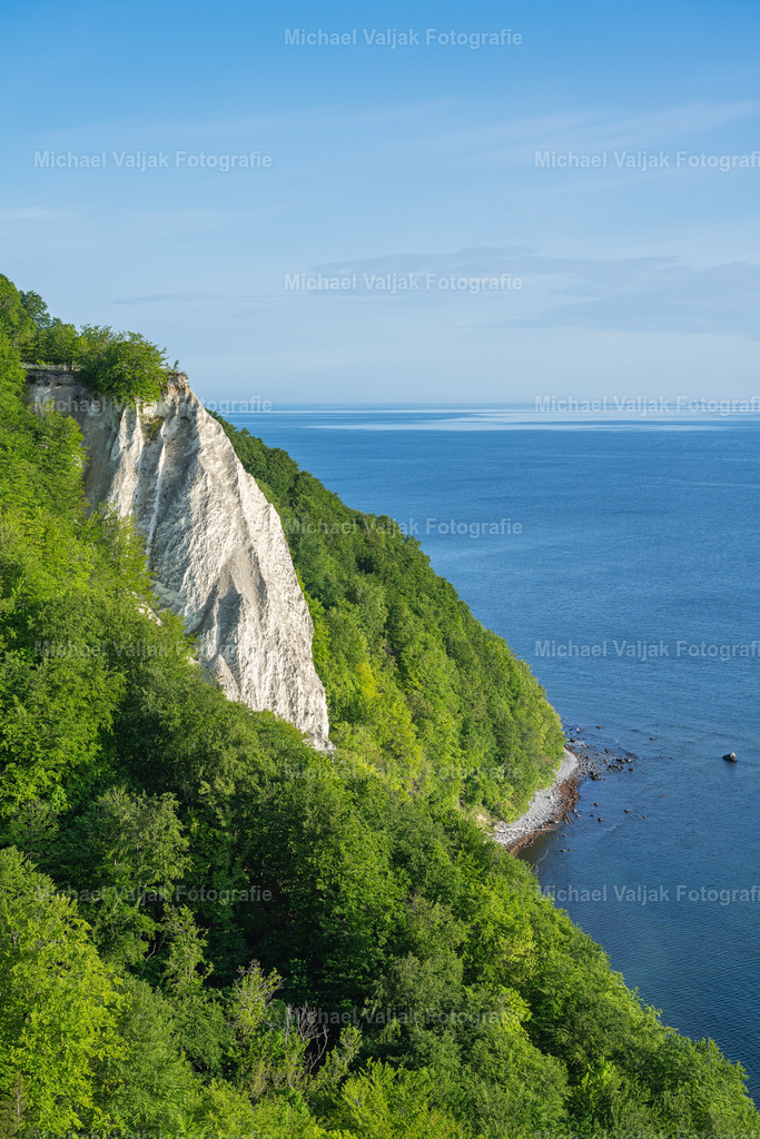 Königsstuhl auf Rügen | Blick zum berühmten Kreidefelsen Königsstuhl im Nationalpark Jasmund auf der Ostseeinsel Rügen.  - Realisiert mit Pictrs.com